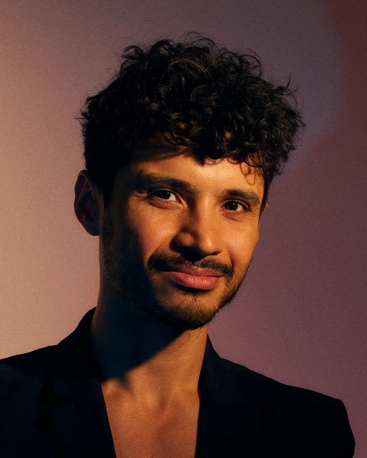 Portrait d’Oscar Rojas Mora, photographe à Bruxelles