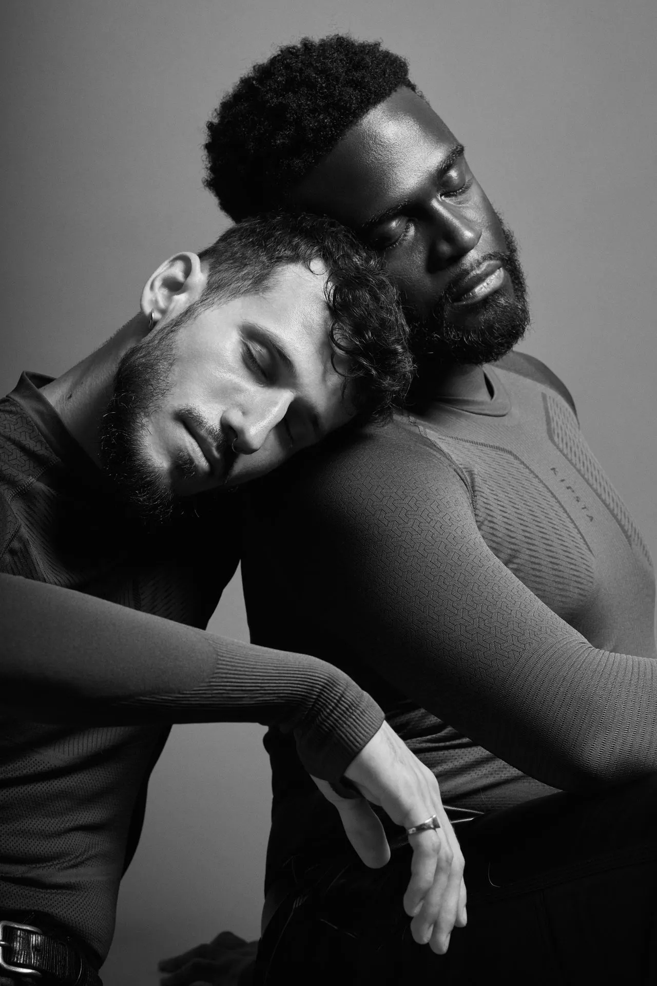 Couple complice en noir et blanc, étreinte tendre en studio, Bruxelles