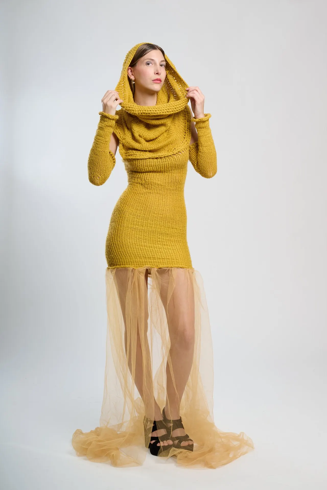 Femme en robe moutarde à capuche et voile transparent, studio, mode éditoriale, Bruxelles