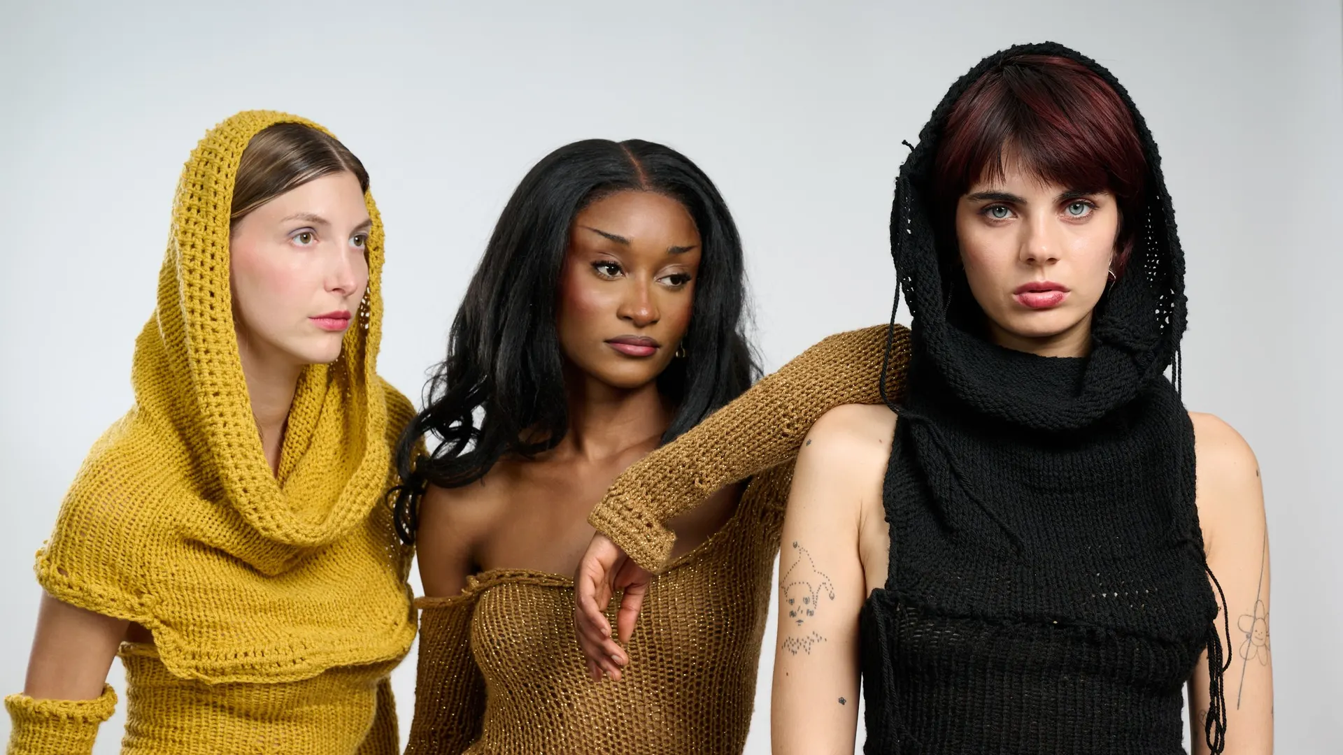Trois modèles en tricot, portrait de groupe en studio — Chicken Skin Studio, Bruxelles