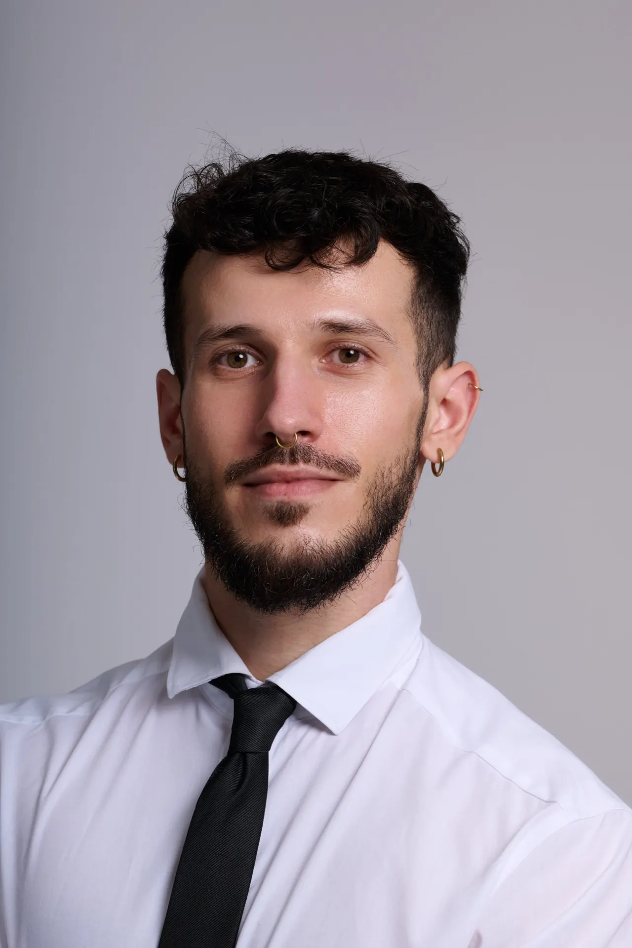 Portrait corporate d'un homme barbu en chemise blanche et cravate, fond gris, Bruxelles