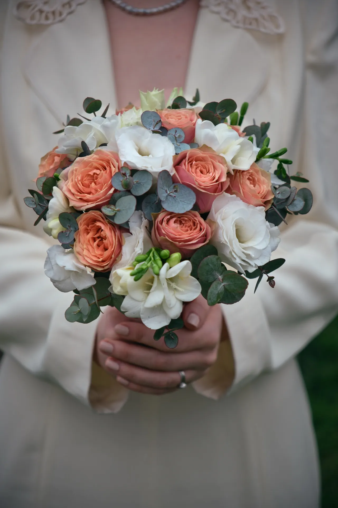 Détails de robe de mariée et préparatifs